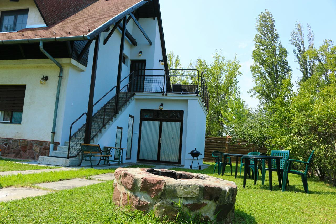 Nefelejcs Villa ซามาร์ดี ภายนอก รูปภาพ
